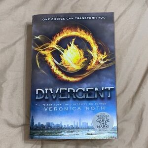 Divergent by Veronica Roth Paperback